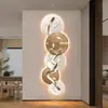Relógio de Parede Moderno de Luxo Leve para Corredor de Entrada Hall dos Nove Peixes Passagem Silenciosa Relógio para Sala de Estar Pintura Relógio com Toque de Alto Padrão Luminária de Parede
