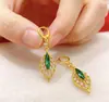 Pendientes de Hoja Verde Esmeralda Súper Brillantes para Mujer, Lujo Ligero, Sensación de Alta Gama, Pendiente Único, Nuevo Estilo 2026, Brazalete de Oreja con Temperamento Elegante