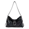 Elegante y minimalista bolso de hombro con forma de media luna para mujer, un nuevo diseño para la temporada de otoño de 2026, con una textura única y un estilo casual, perfecto como bolso de axila