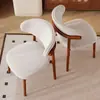 Mesa y sillas de comedor nórdicas, silla de respaldo de lujo ligero de restaurante informal de moda en internet, silla de comedor con forma de cuerno, silla simple moderna para el hogar y el hotel