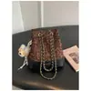 Bolso de cubo con cadena de patrón de diamantes único para mujer, nuevo de otoño 2026, estampado de leopardo, de hombro, cruzado y mochila de alta gama