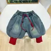 Conjunto de sudadera con forro polar para niño de otoño e invierno 2026 nuevo conjunto de dos piezas para niños, top estampado estilo coreano y pantalones vaqueros de moda