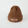 Conjunto quente de chapéu com proteção para as orelhas para bebês no outono e inverno, chapéu de tricô bordado para meninos e meninas, chapéu de lã para crianças, chapéu infantil à prova de frio