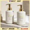 Botella de champú y loción para el cuidado del cabello de hotel de alta gama personalizada de 660 ml, botella de champú y gel de ducha de material HDPE afelpado con rosca 28