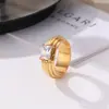 Anillo Cuadrado de Diamantes Rayado de Lujo Ligero Moda Diseño Simple Coreano de Nicho Joyería de Mano Elegante de Acero de Titanio Venta Directa de Fábrica para Mujeres