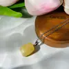 Novo Colar de Pedra Natural Quadrada Pequena 2023 Pingente de Ágata Cristalino sem Forma Feminino Sete Cores Explosões