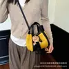 Moda coreana y japonesa gamuza alta gama gran capacidad 2026 otoño nuevo bolso de hombro único bolso cruzado tipo cubo