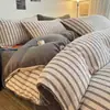 Estilo blogger de Ins, suave y amigable con la piel, terciopelo de leche a rayas, juego simple de cuatro piezas, moderno, nórdico, con felpa, ropa de cama 1.8