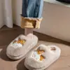 Chinelos de Algodão Bordados de Corgi Fofo Feminino 2026 Inverno Novo Interno Com Veludo Quente Sinta-se Pisando no Cocô Sapatos de Algodão para Casa Masculino