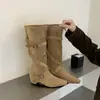 Botas cuadradas de ante estilo coreano para mujer, nuevo modelo otoño e invierno 2026, botas de media pantorrilla con hebilla de cinturón y aumento interno de altura, botas de montar