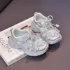 Zapatos Infantiles para Niñas 2026 Verano Nuevo Modelo Princesa Deportivos Zapatos de Papá Moda Suela Suave Malla Simple Transpirables Huecos