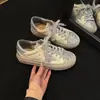 Tênis brancos com sola grossa e lantejoulas em formato de estrela para mulheres, novo estilo 2026, tênis de treino alemães muito estilosos com cadarço, sapatos casuais de cano baixo