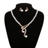Collar de suéter de perlas vintage de otoño e invierno 2023, nuevo diseño de nicho de lujo ligero y moderno para mujer, estilo frío con clavícula.