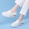 Sapatos de enfermagem com amortecimento a ar e solado grosso, respiráveis e perfurados para ventilação, com solas antiderrapantes, projetados para uso por profissionais de saúde que ficam em pé por longos períodos, e com design slip-on para calçar facilmente.