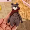 Bufanda de Tela Broche de Oso Dibujo Animado Lindo Colgante para Bolso de Peluche Accesorio de Muñeca Pequeña Pin de Regalo DIY