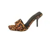 Sandálias de salto alto, coleção de verão 2026, leves, design de uma tira, moda europeia e americana, estampa de leopardo, adequadas para uso externo, saltos stiletto