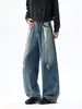 Pantalones de mezclilla azul claro deconstruidos, plisados y desgastados para hombre, con un look estilo americano, fresco y sofisticado, con un diseño holgado, de pierna ancha y pierna curva