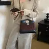 Bolso pequeño de cadena con patrón de rombos estilo Chanel para mujer, nuevo bolso de mano cuadrado pequeño versátil retro de gamuza 2026, se puede llevar en la mano o cruzar.