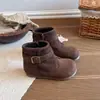 Botas de camurça para crianças, novos estilos outono/inverno, design retrô com detalhes de fivela, botas de couro antiderrapantes e com sola macia para meninas, para idades 3-6-12