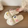 Chinelos fofos de uma tira para outono e inverno, chinelos florais de pelúcia, novos chinelos femininos peludos baixos para uso doméstico, 2026, adequados para uso externo e decoração