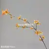 Franjas artificiais penduradas em galhos altos, galhos florais finos para arranjos florais de chão para salão de casamento, criando uma estética de alto padrão com linhas elevadas