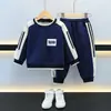 Conjunto de Roupa Nova de Outono 2026 para Meninos, Roupas de Outono Infantis Estilosas e da Moda, Estilo de Rua Popular para Crianças, Roupa Esportiva para Primavera e Outono