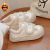 Zapatos Blancos para Mujer Otoño e Invierno 2025 Versátiles de Suela Gruesa Tenis Leche Fufu Originales con Forro de Felpa Tenis de Velcro Engrosados Nicho