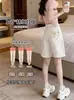 Shorts de mezclilla blancos bordados para mujer, estilo delgado de verano 2026, cuidadosamente seleccionados, corte holgado, para personas petite, pantalón de 5 puntos de longitud media estilo chino