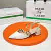 Sandálias Pontudas Fashion de Couro Envernizado com Tachas para Mulheres 2026 Novo Estilo Sandálias Elegantes de Salto Médio Estilo Fada com Salto Bloco