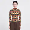 El top de otoño de Miyake presenta un diseño único, modelo nuevo 2026, cuello semi-alto, corte ajustado, manga larga, estampado de cuadros vintage, camiseta elegante