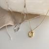 Collar con colgante de corazón para mujer, estilo primavera-verano, con combinación de blanco, estilo avanzado, con diseño de lazo de lujo ligero y nicho, cadena de clavícula.