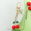 Llavero Colgante de Cereza Rosa de Resina Colgante Pequeño Fresco Rojo Transparente Accesorios Decorativos para Bolsa de Auriculares