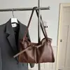 Bolsa Tote Casual Popular Nova 2026 Europeia Transfronteiriça Grande Capacidade para o Dia a Dia com Fivela Texturizada Bolsa de Ombro Bolsa de Braço