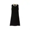 Vestido Regata de Veludo Preto Estilo Hepburn para Mulheres, Elegante Contraste de Cores com Gola Enrolada, Pequeno Vestido Preto de Veludo