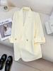 Blazer Amarelo Creme Novo Estilo Verão 2026 para Mulheres, Moda Deusa Estilo Coreano, Versátil para o Trabalho e Uso Casual, Top Leve e Moderno