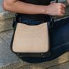 Nova Bolsa de Palha Tecida para o Verão de 2026 com Patchwork de Couro Genuíno, Bolsa Quadrada Pequena Versátil e de Alta Qualidade para Mulheres, Bolsa de Mão e Transversal de Palha
