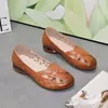 Sandalias slip-on de comercio exterior para mujer, nuevos estilos de primavera y verano, zapatos de suela plana para mujeres de mediana edad y mayores, zapatos de cuero calados, zapatos casuales de tacón bajo