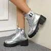 Botas Martin de color metálico transfronterizas para mujer, con correas de hebilla, cremalleras laterales, suelas gruesas, tacones gruesos y un diseño inspirado en la ropa de trabajo; botines cortos para mujer al por mayor