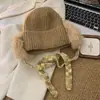 Chapéu de Lã Colorido de Pelúcia Tricotado Estilo Coreano com Tiras para Mulheres, Chapéu de Lã Vermelho de Inverno Novo Ano Espessado Quente Protetor de Orelha