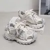 Sandálias infantis estilo novo verão 2026, sapatos de malha para meninas, tênis infantis finos, sapatos frescos de verão para meninos