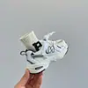 Tênis Respiráveis de Malha Infantil 2026 Novo Modelo de Outono Tênis Brancos com Fivela Rotativa para Meninas Tênis Leves 'Dad Shoes' para Meninos