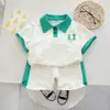 Traje Infantil 2024 Nova Moda Verão Menino Camisa Polo Manga Curta com Letra U Shorts Casuais para Bebê Roupa Infantil