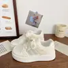 Sapatos Femininos Estilo Fofo Sola Grossa Sapatos de Pão Malha Respirável Sapatos Brancos 2026 Primavera Verão Estilo Coreano Versátil Casual Sapatos de Skate