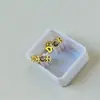Aretes Mini Gota de Aceite Dorados de Acero de Titanio en Caja Aretes Sencillos de Tornillo Cuatro Hojas Pendientes de Marca Grande