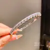 Pulseira com Fivela Geométrica de Camada Dupla Banhada a Ouro 18K Real com Zircônia Pulseira de Luxo Leve com Toque de Alto Padrão Design Moderno Joia para Mãos