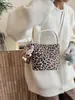 Bolso de Mano Estilo Coreano de Nicho con Estampado de Leopardo, Bolso Cubo para Mujer, Nuevo Modelo Primavera 2026, Bolso de Hombro Cruzado Elegante de Alta Calidad
