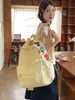 Mochila Bordada Floral Azul Claro Curativa com uma Vibe Gentil, Fresca, Ensolarada e Doce para Passeios