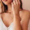 Amazon Carta de Amor Transfronteriza 26 Letras Estilo Nuevo Moderno, Suave, Elegante, Sencillo y Versátil Cadena Fina Joyería de Mano para Mujeres