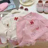 Camiseta de Manga Larga para Niña, Nueva Primavera/Otoño 2026, Top para Bebé Versátil y Elegante con Adorno de Encaje y Cuello Redondo