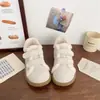 Tênis de Treino Alemães, Mocassins Casuais, Tênis Peludos, Novos Modelos Outono e Inverno 2026, Sapatos Femininos com Forro de Lã, Tênis Brancos, Sapatos Quentes de Algodão